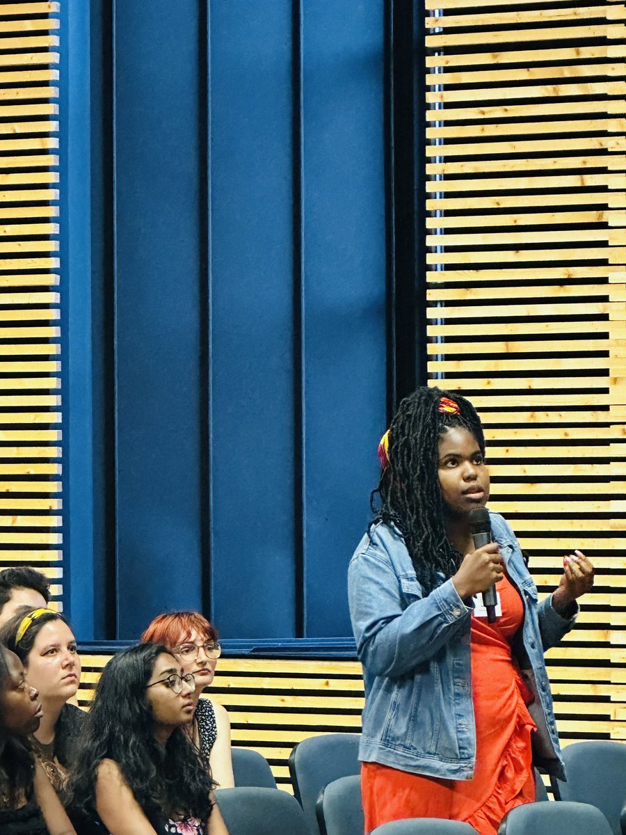 Conférence-débat 📢
« Faut-il déserter ? » 🧐
Les lauréats de la promotion de printemps 2023 ont eu la chance d’échanger et de dialoguer avec <a href="/hugo_biolley/">Hugo Biolley</a>, Maire de Vinzieux.
#LiveIDE2023