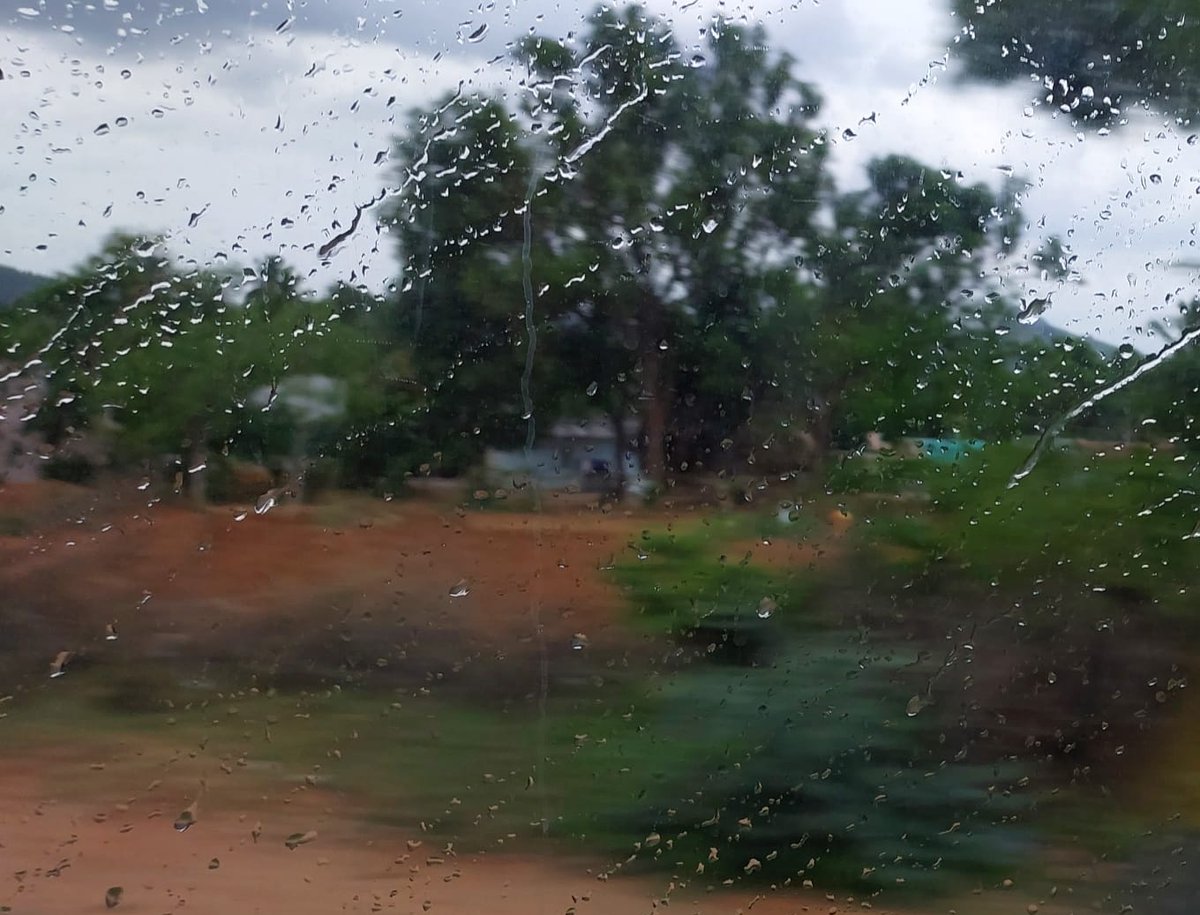 Madhumathi_Inks's tweet photo. #RayilaiPaarkkaNiRpaya
Train journey, &amp; rain = Music. Muse. Poetry. Painting... 🥲

#TrainJourney #AllThingsTrain #TrainLover #Travel #Trains #ரயில்பயணம் #LittlejoysOfLife #SouthernRailway #Photography #RainyDay https://t.co/UZaK6uP3vR