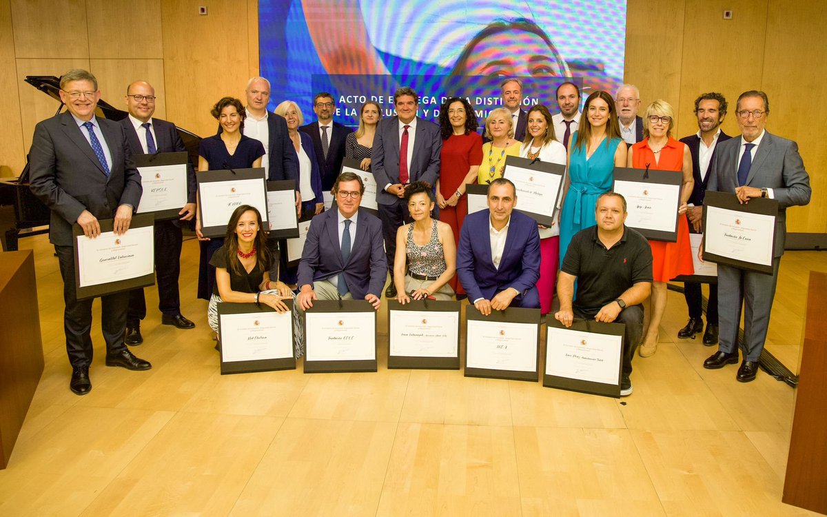 inclusiongob's tweet photo. 🏆 El Ministerio de Inclusión otorga 27 Distinciones de la Inclusión y de las Migraciones a personas físicas y jurídicas por su implicación en la acogida de refugiados ucranianos
🇪🇸🇺🇦 180.000 personas huidas de la guerra han recibido protección temporal
https://t.co/l6TmODYITV https://t.co/TH7EEihRZ2