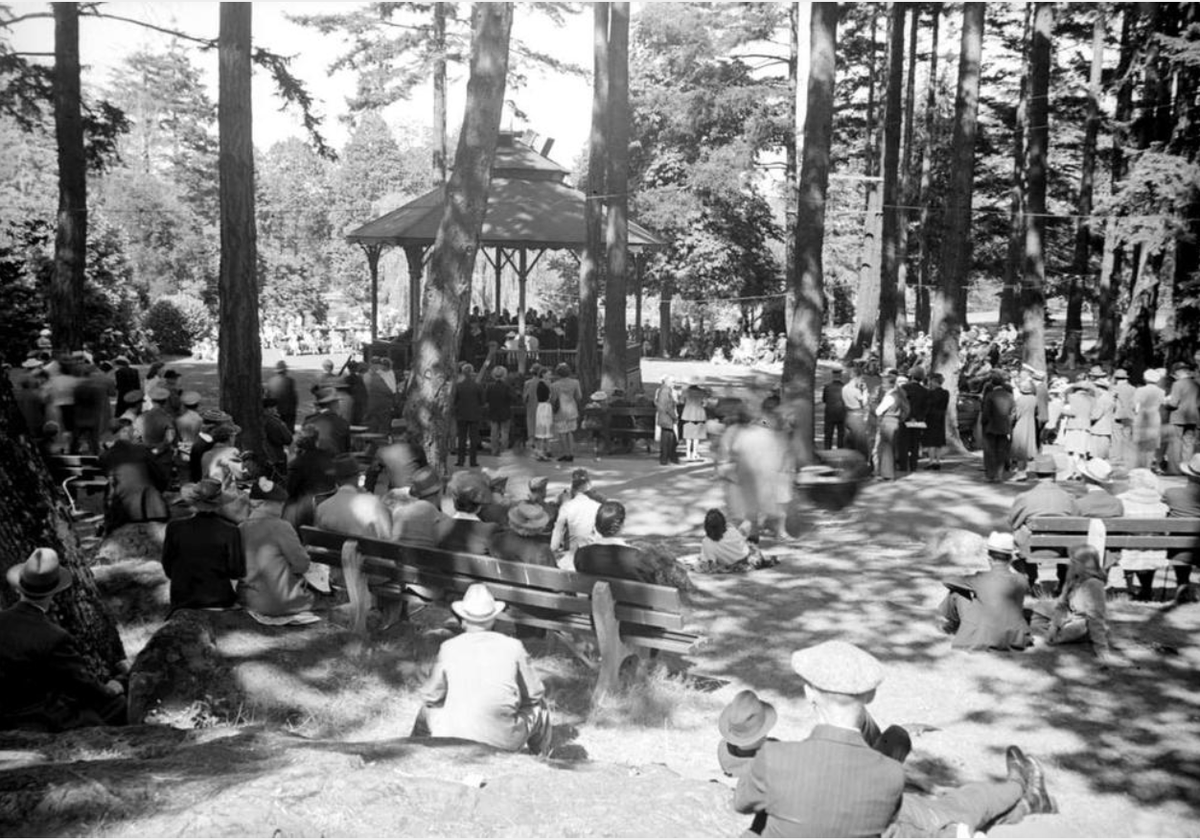 Friends of the BC Archives (@fbcarchives) on Twitter photo Got the Monday blues? Here's a photo from a 'Cheer Up' concert in Beacon Hill Park from 1943
📸: <a href="/BCArchives/">BC Archives</a> Item I-00864 - A "Cheer Up Concert" in Beacon Hill Park, Victoria Got the Monday blues? Here's a photo from a 'Cheer Up' concert in Beacon Hill Park from 1943
📸: <a href="/BCArchives/">BC Archives</a> Item I-00864 - A "Cheer Up Concert" in Beacon Hill Park, Victoria