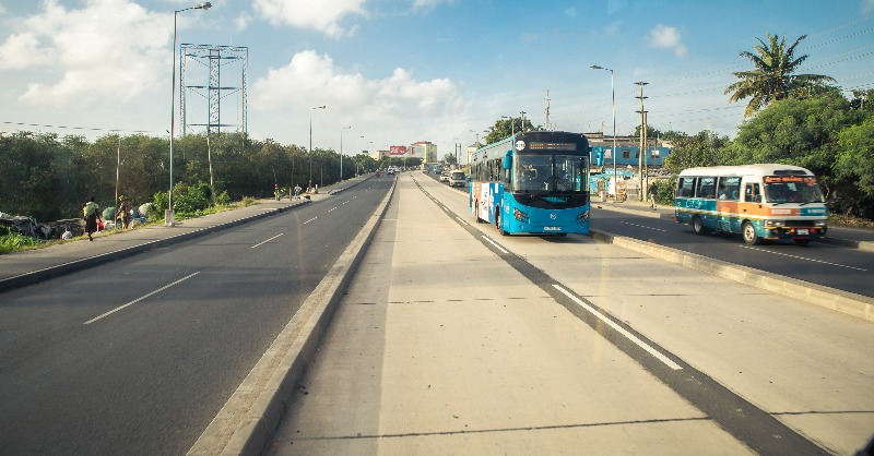 BancoMundial's tweet photo. Promover el uso de la bicicleta, los desplazamientos a pie y otras formas físicas de moverse es importante para mejorar la seguridad vial, reducir las emisiones del transporte, mejorar la calidad del aire local, disminuir la congestión del tráfico y bajar las tasas de obesidad.