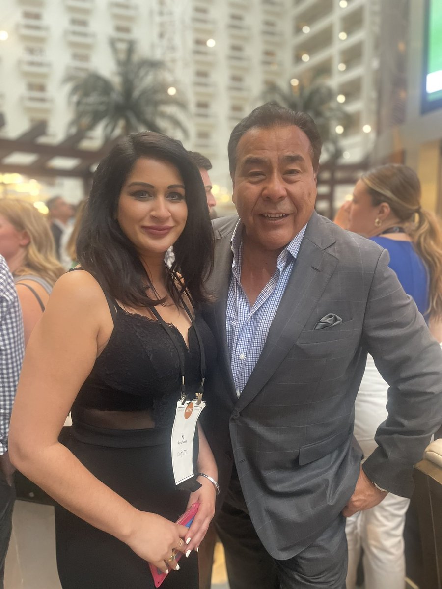 Met the incredible @JohnQABC and his son  this weekend at #ire23 in Orlando! Thank you for the drink and conversation!