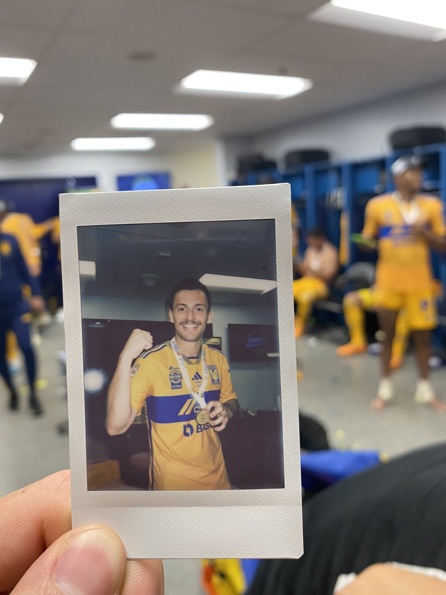 EugePizzuto's tweet photo. Muy feliz por mis primeros minutos y por mi primer título con este gran club!!💛🐯💛@TigresOficial  #campeondecampeones 🥇🏆 https://t.co/LcXHoZBd0o
