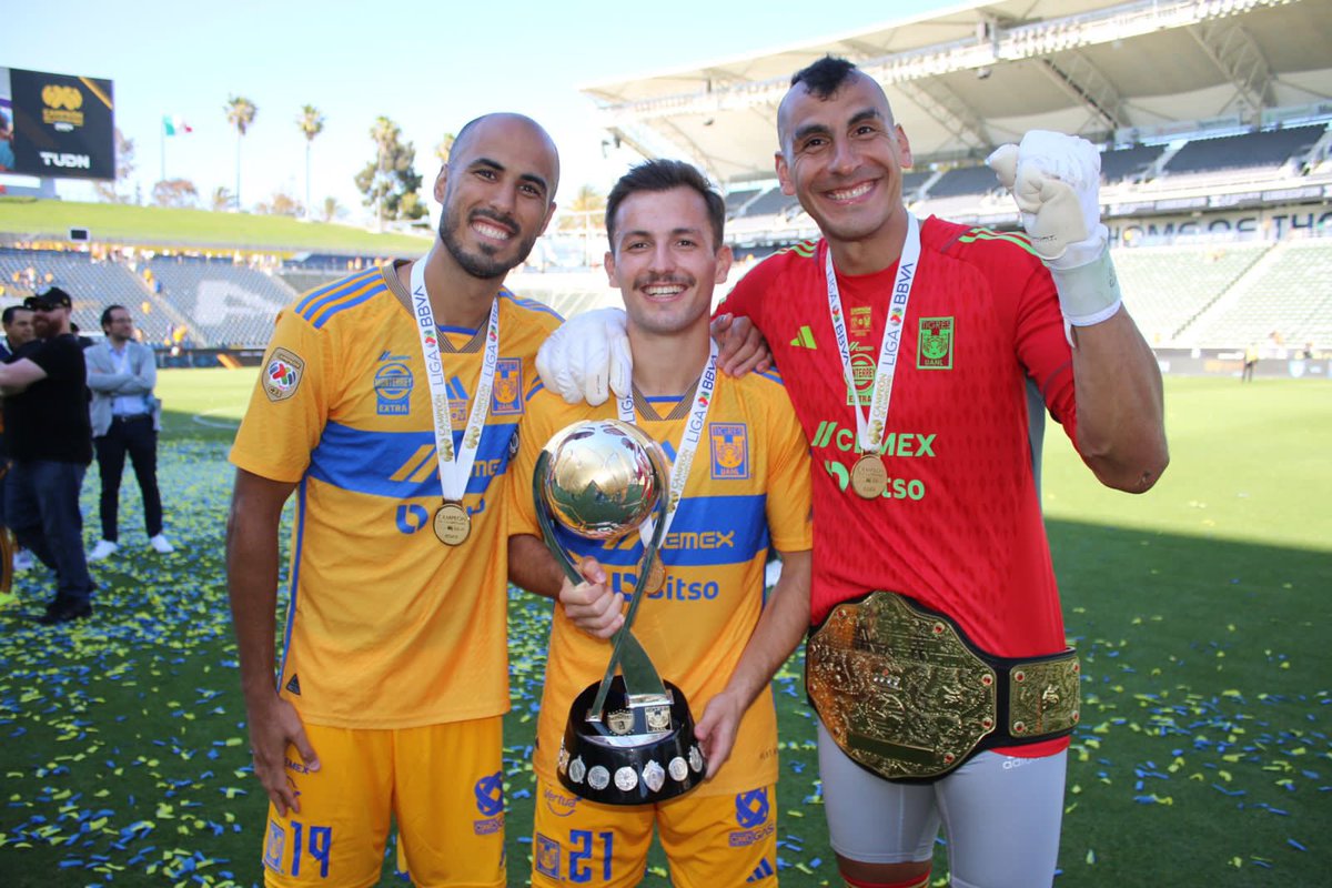 EugePizzuto's tweet photo. Muy feliz por mis primeros minutos y por mi primer título con este gran club!!💛🐯💛@TigresOficial  #campeondecampeones 🥇🏆 https://t.co/LcXHoZBd0o