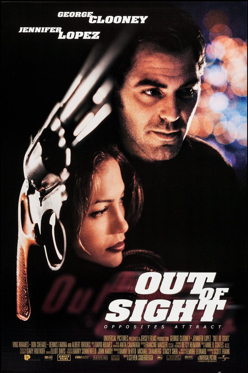 Il y a un quart de siècle, Steven Soderbergh adaptait Elmore Leonard avec #OutOfSight.
Mise en scène astucieuse (la scène du coffre est fabuleuse), acteurs en parfaite symbiose (Clooney et Lopez incandescents), scénario élégant pour un film au style unique devenu un classique.