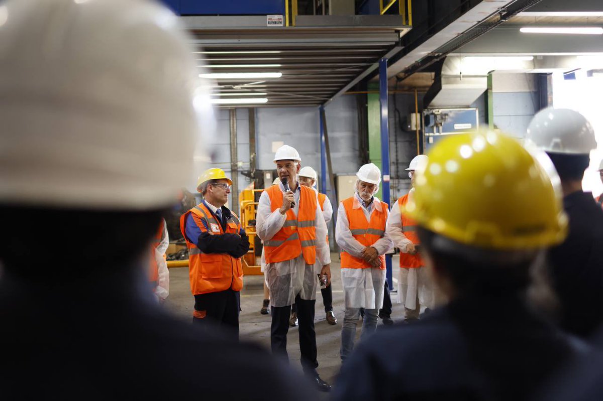 RolandLescure's tweet photo. Chez Ugitech, cathédrale industrielle de Savoie avec son savoir-faire unique pour l'acier inoxydable. Les défis sont importants, mais nous réussirons la conquête d'un acier plus vert et plus recyclé, au bénéfice de l'emploi et du climat. https://t.co/2kxgJmL8re