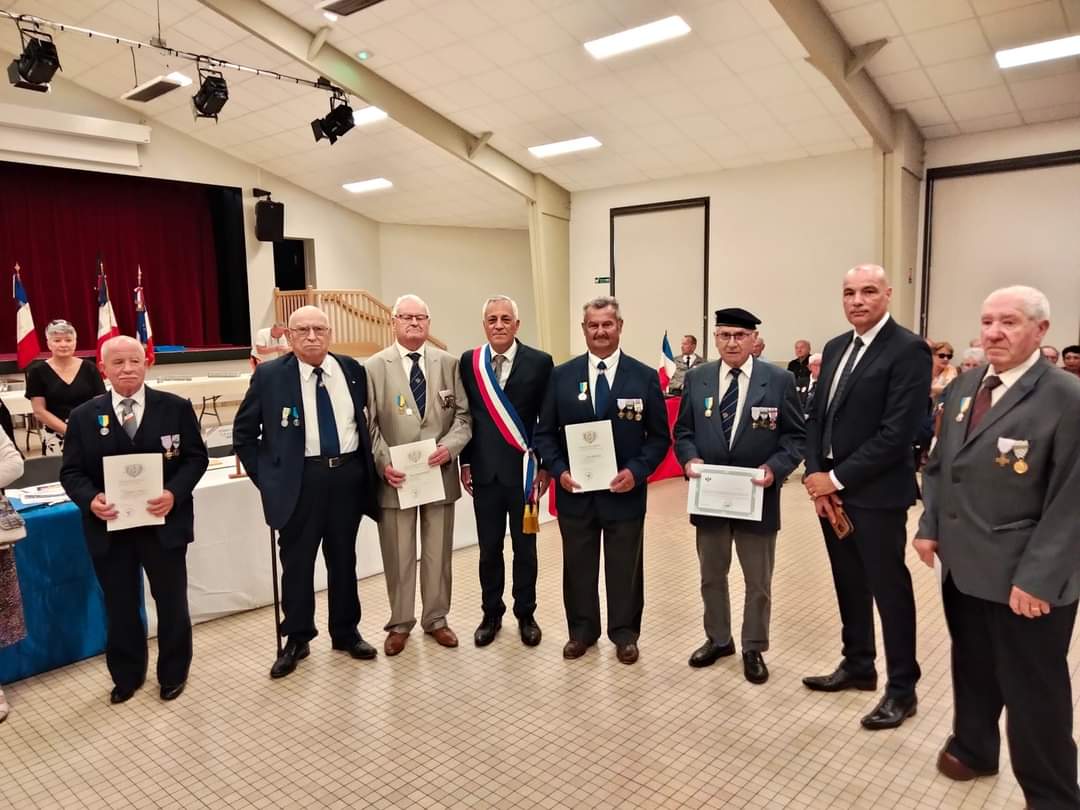ExpositoEmmanu1's tweet photo. #Cérémonie organisée par les #ancienscombattants à #FrontenayRohanRohan, Mr Guy SALZARD, résidant à #Epannes, a été mis à l'honneur.  Décoré de  la #Médaille de Vermeil de l'Union Fédérale pour Services et Mérites.
#Félicitations aux #récipiendaires. #DeuxSevres #MaraisPoitevin https://t.co/uPkNgcoZL0