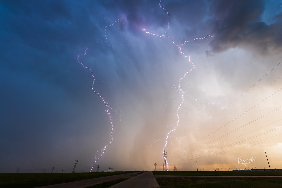 YijingLiu7's tweet photo. Some nice lightning strikes at Hulun Buir prairie in north China yesterday. We can see that the right cg lighting in pic1 has purple return strike and blue branches at the same time...so if anyone can tell me what was going on？😲 @MikeOlbinski https://t.co/tozxwR5hAT