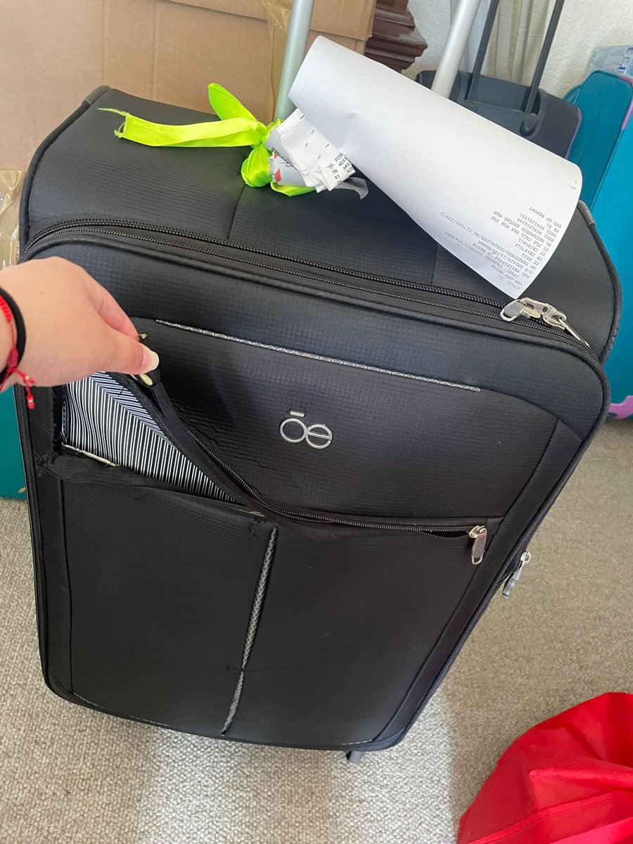 AnaBelleza's tweet photo. @Aeromexico después de 10 días mi maleta perdida llego con @Iberia y mi maleta está rota.
@Aeromexico sigue sin responder y aventando la culpa a su sky Team.
Exijo me paguen mis derechos de viajera  @Profeco https://t.co/NjzeBhT3tt