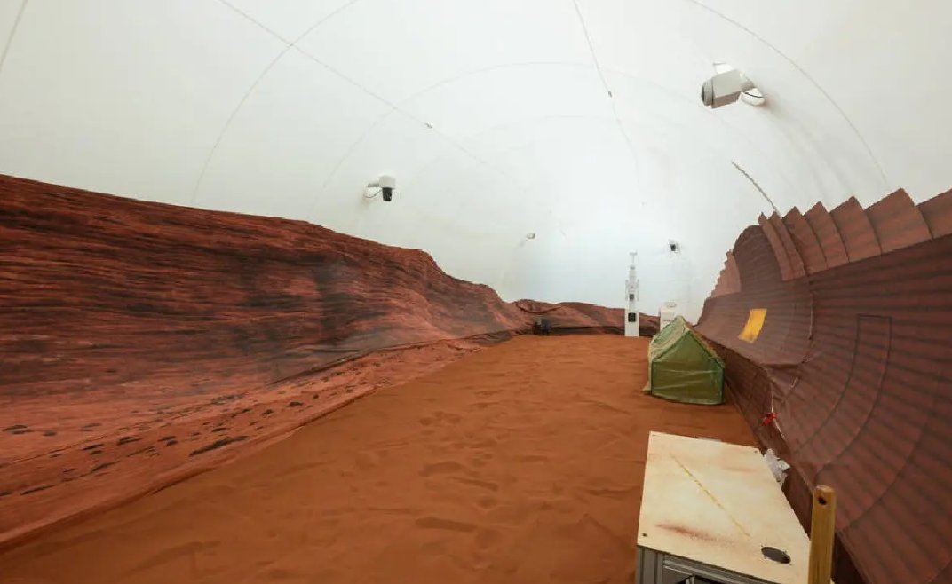 4 personas pasarán un año en una #simulación de #Marte. Los cuatro participantes, un equipo integrado por dos científicas, un ingeniero y un médico, entraron el domingo en el recinto construido en el centro que la #NASA tiene en Houston y en el que pasarán 378 días encerrados.