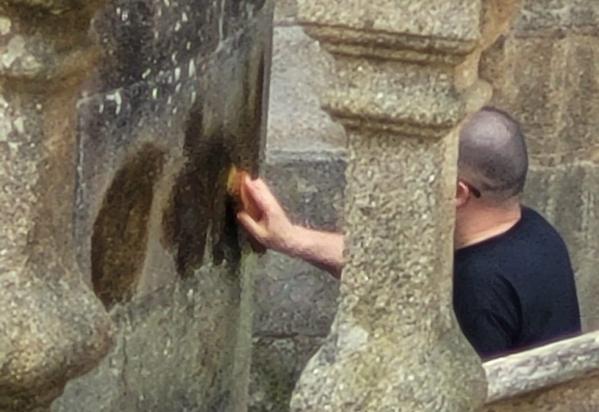 Alguien escribe con tiza en un casco histórico protegido.

La Gente Super Lista de Twitter: eso es tiza, se borra solo, con la lluvia.

La lluvia:
