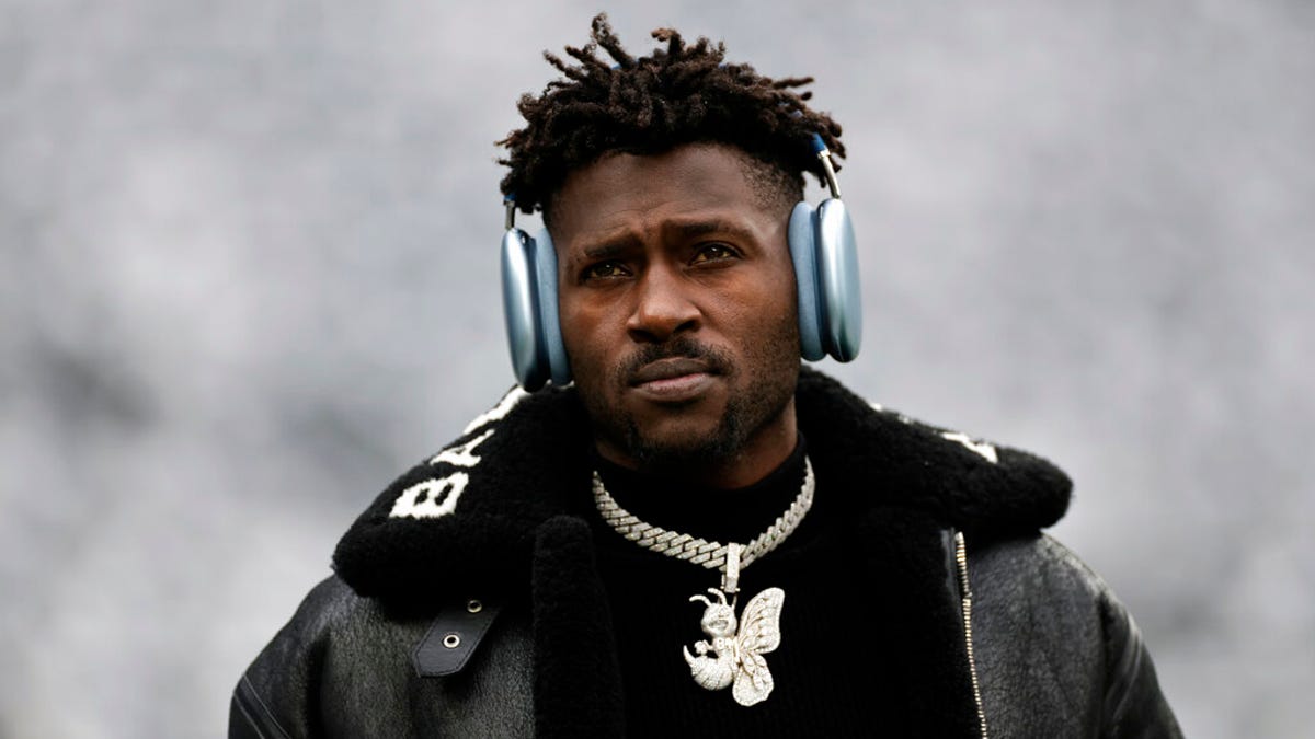 Antonio Brown is outright delusional deadspin.com/antonio-brown-…