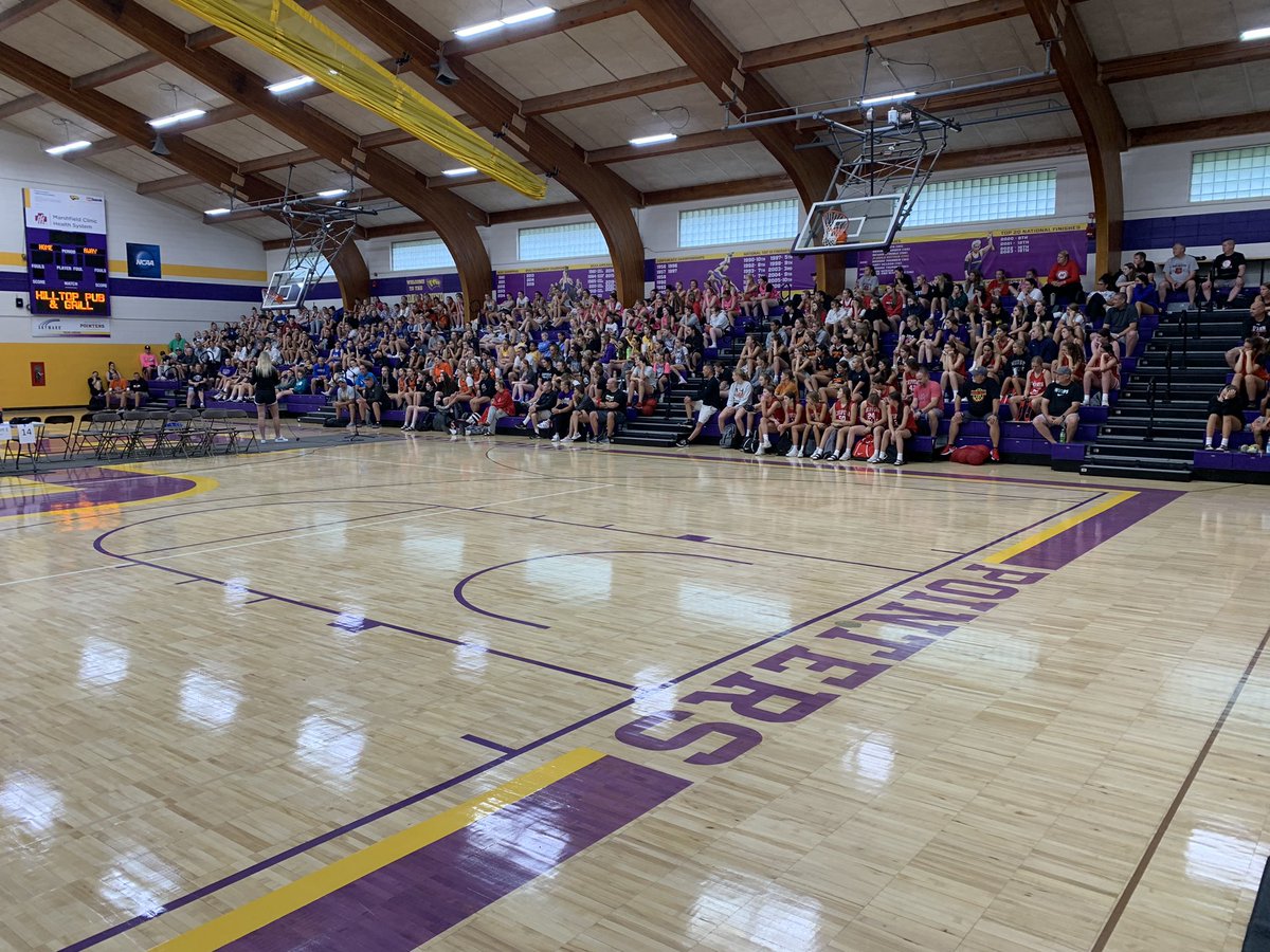 Our afternoon session has kicked off with our guest speaker, former UW-Green Bay star, and current professional player in Europe, Jessica Lindstrom! <a href="/JL21_/">Jessica Lindstrom</a>