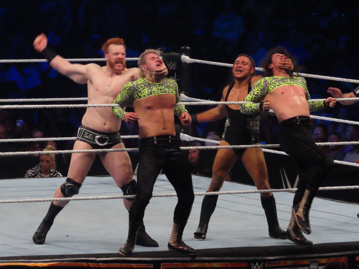 britttg_94's tweet photo. 📸 @WWESheamus @PeteDunneYxB #WWEMobile https://t.co/juxZHluWoQ