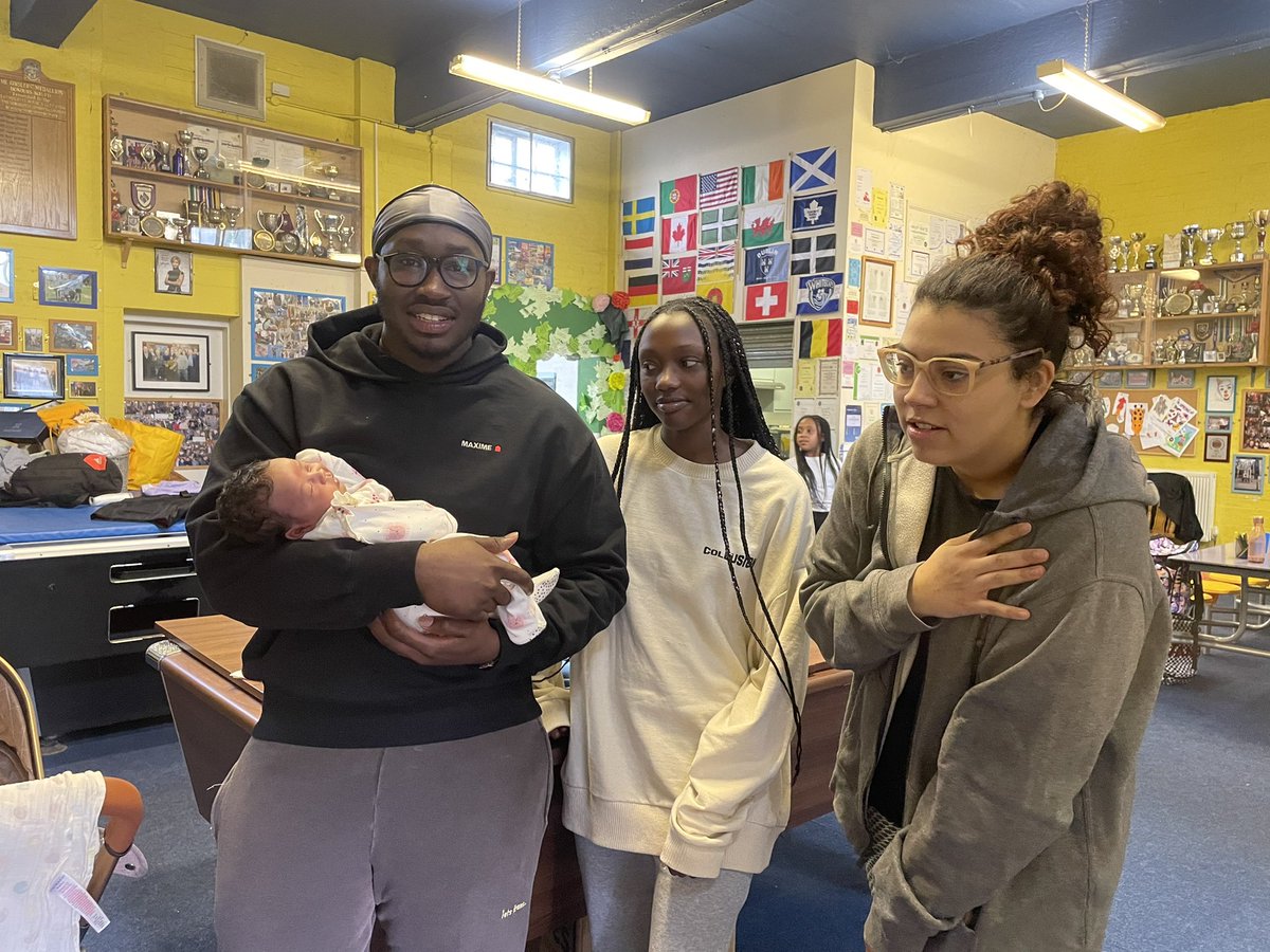 WHYCNunhead's tweet photo. #exmember Dequane brought #futuremember Malaysia and his partner Lois in to meet us tonight. #ProudAuntie China got in on the act too! #youthwork Juliet looking a bit too comfortable! https://t.co/EFMFF2ifm9
