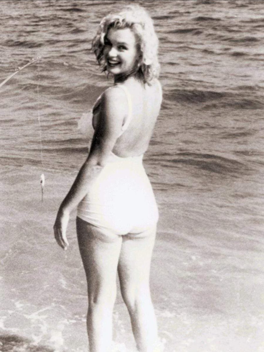 MarilynDiary's tweet photo. Marilyn Monroe at Amagansett Beach on Long Island in 1957. Photographed by Sam Shaw. https://t.co/T29U7TnqA3