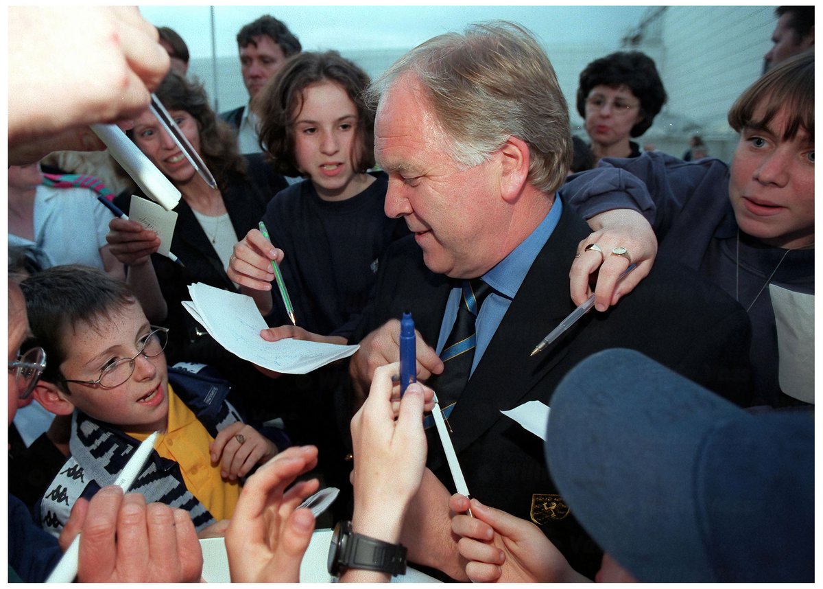 Saddened to hear of the passing of Craig Brown, genuinely one of the nicest and most helpful people I have ever known in Scottish Football. Here he is the centre of attention after World Cup '98 signing every last piece of paper and putting a smile on everyone's face on return
