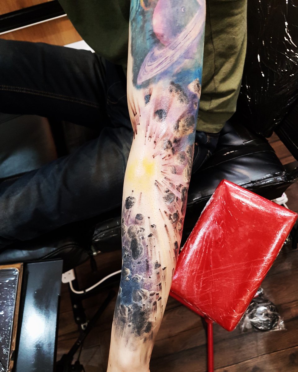 Meteor Shower done by Niki 

#fbitattoolondon #tat #ink #arttattoo #tattoo #letsgetinked #tattoomenow #meteor #asteroid #tattooartist #colour https://t.co/S9I61wqT0n