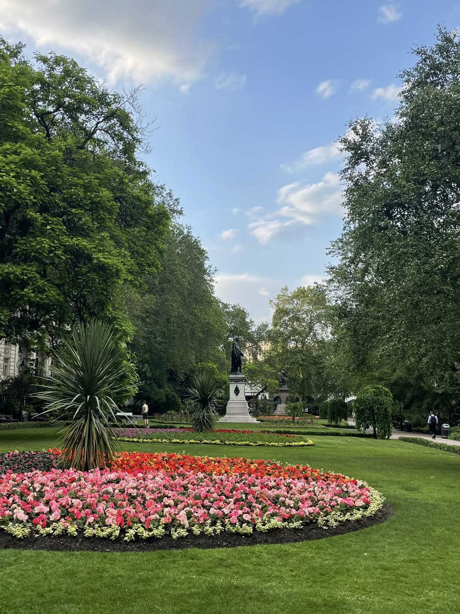 Alrededor del 40% de #Londres son zonas verdes. 
A pesar de la llegada del verano, sus parques siguen llenos de flores.