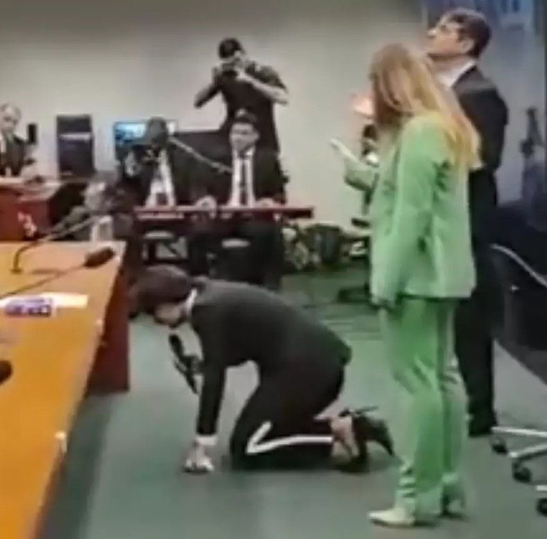 AbrahamWeint's tweet photo. Eu não falaria as verdades sobre a Michelle se ela ficasse fora da política.
Nunca falei sobre a Bia Doria, Marisa Lula, a esposa do Flávio Bolsonaro, a esposa do bananinha, ou sobre o Léo Indio.
Essa mulher, que se faz de santa, não me engana e tem muita ambição política! https://t.co/HOwx1j6IhC