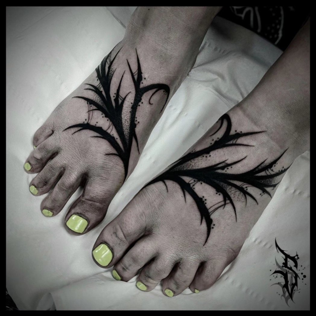 SamJayneTattoo's tweet photo. #ouch #megapain #powerwomen #aintgotshitonme #foottattoo #tattoofoot #tattooonfoot #foottattoofeettattoo #tattoostyle #feetloversonly #feetpictures
#darkornamental #darkornaments #gothictattoo #ornamental #blackouttattoo #darktattoo #darkornamentaltattoo https://t.co/oD3PupGbSv