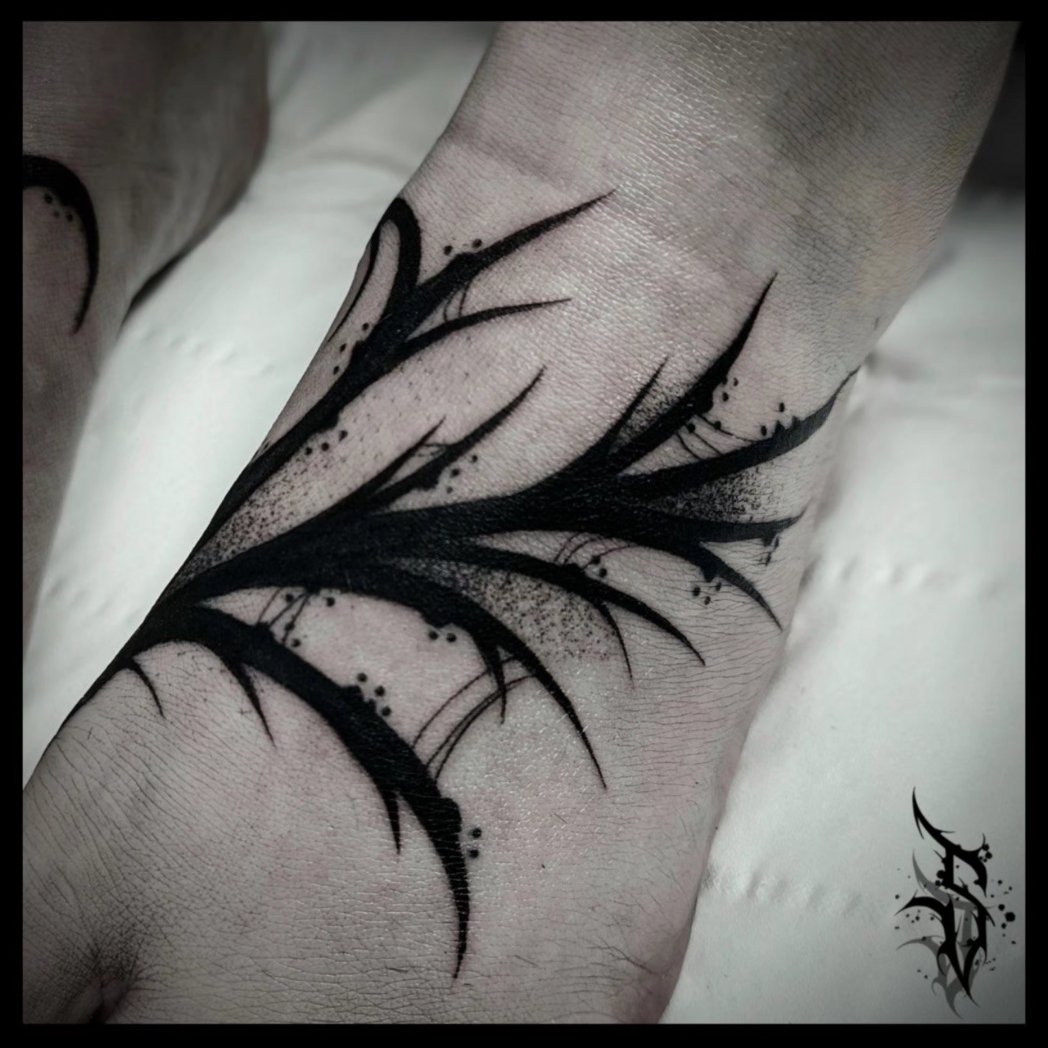 #ouch #megapain #powerwomen #aintgotshitonme #foottattoo #tattoofoot #tattooonfoot #foottattoofeettattoo #tattoostyle #feetloversonly #feetpictures
#darkornamental #darkornaments #gothictattoo #ornamental #blackouttattoo #darktattoo #darkornamentaltattoo