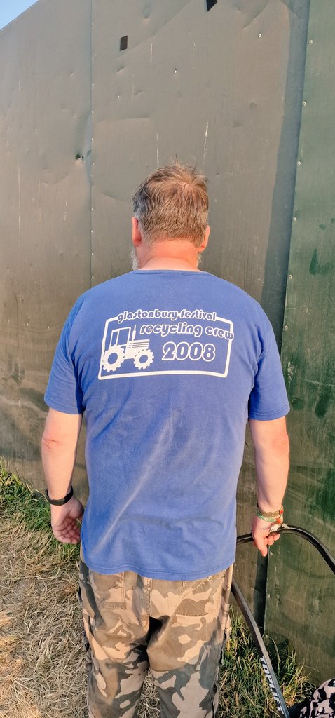 Matt in the blue 2008 tee, just a back print on these ones, a Glastonbury festival recycling tee shirt from 2008! Still proudly wearing and working ♻️