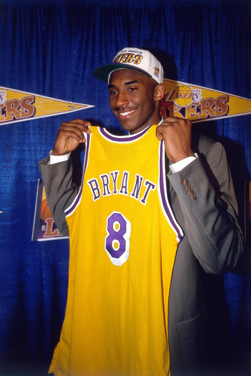 [26/6/1996]

Kobe Bryant era elegido en el Pick 13 del Draft por los Charlotte Hornets, y luego traspasado a Los Ángeles Lakers 💛💜