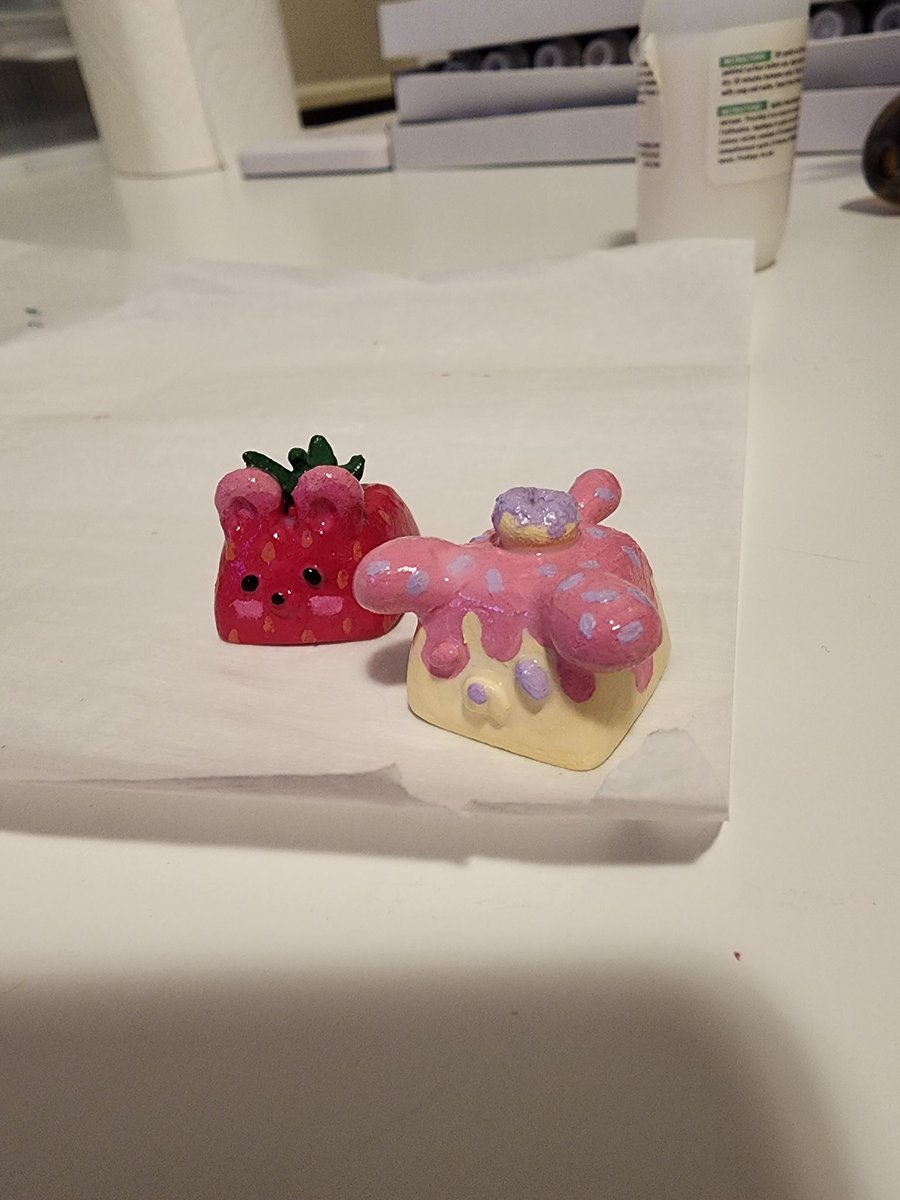 oddkrow's tweet image. My wife makes artisan keycaps and they are so adorable ❤️