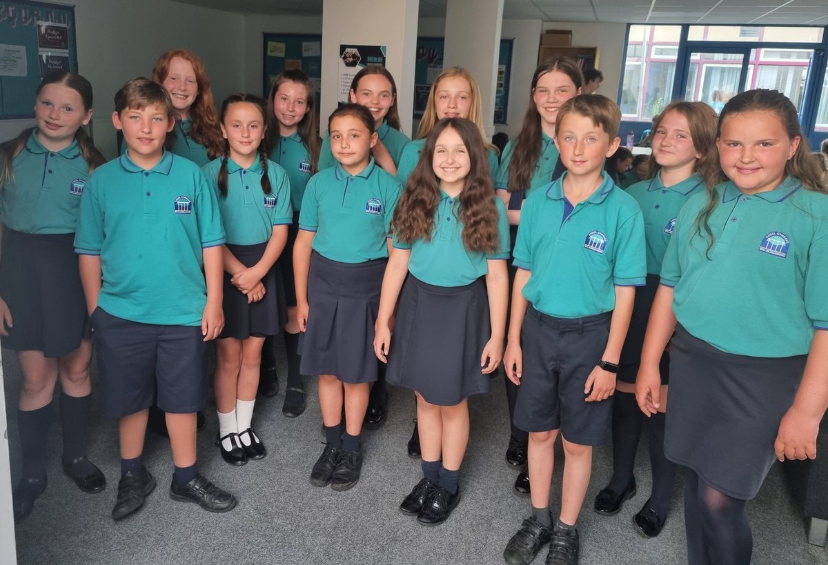 Criw yn aros yn eiddgar i berfformio yng nghôr Bl 5-9 yn noson Dathlu Doniau YGBM! ~ Waiting to perform  in the Yr 5-9 choir for the 'Dathlu Doniau' evening! 🎼