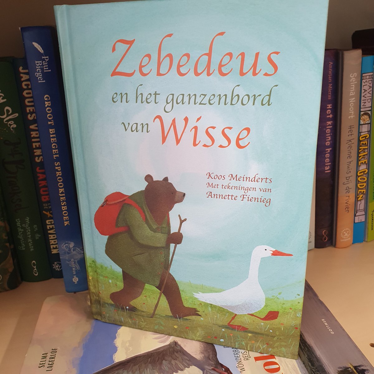 📚 Zebedeus en het ganzenbord van Wisse 📚
Heerlijk boek van @KMeinderts met filosofisch tintje. Zebedeus de Beer krijgt via de post een ganzenbord. Als geboren twijfelaar, weet hij niet zeker of hij het wil spelen. Maar hij werpt de dobbelsteen en er wordt op zijn deur geklopt.