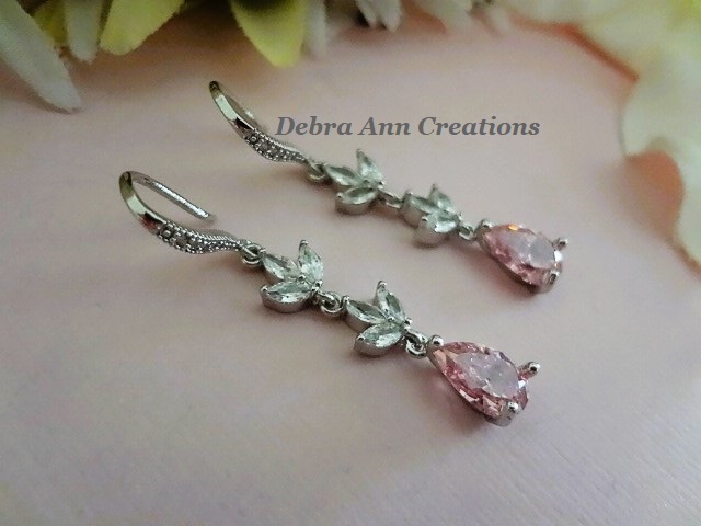 debraanncreat's tweet image. Newly Listed! Pink Cubic Zirconia Teardrop Leaf Vine Drop Earrings @debraanncreat etsy.com/DebraAnnCreati… #pinkearrings #pink #weddingearrings #bridalearrings #pinkwedding #weddingseason #weddingplanning #bridal #wedding #weddingjewelry #bridaljewelry #weddingdetails #bridetobe