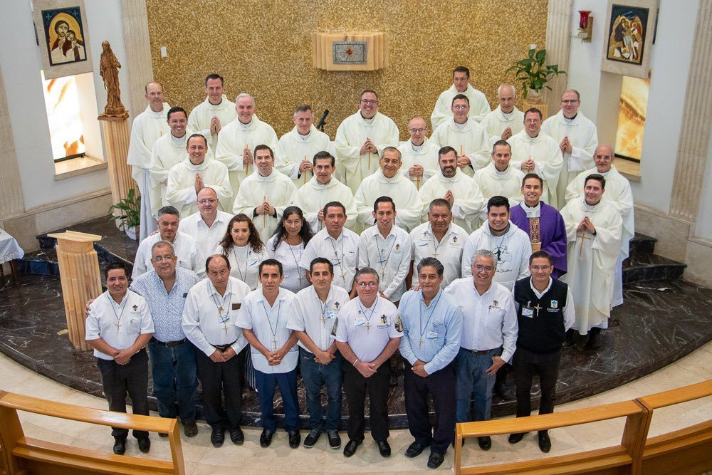 FideiCentro's tweet photo. Ayer, domingo 25 de junio, celebramos la Misa de envío de nuestros 17 “Evangelizadores de Tiempo Completo” que terminaron su curso de iniciación y están listos para volver a sus comunidades. Nos acompañaron 19 sacerdotes legionarios @SomosRCmx @RChristi_Mx @LegiondeCristo https://t.co/yJPo9Sx5Jk