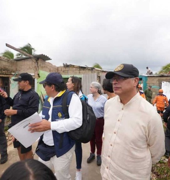 datoatipico's tweet photo. El miserable en Chocó entregando dulces // El presidente en la Guajira entregando tierras https://t.co/g01jlYgzyQ