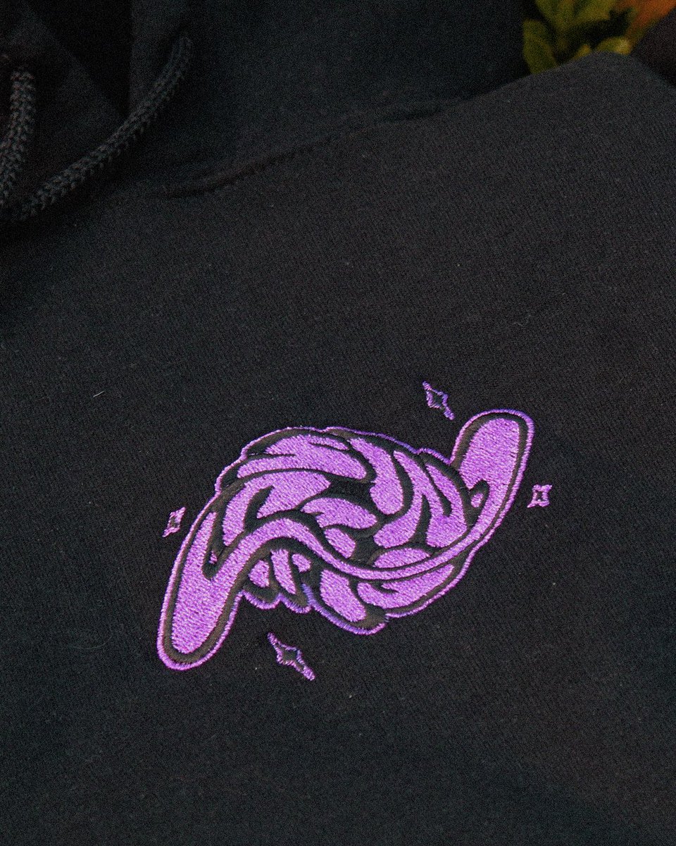 sinomslab's tweet photo. Le petit nouveau : le hoodie Sinoms Cosmic 💜

Ce hoodie sera disponible en exclusivité au prochain Pop-up Store ! (8 &amp; 9 juillet - Barex’po) 

280 gm/2, brodé en Espagne 🛸 https://t.co/JEO6L7KAlH