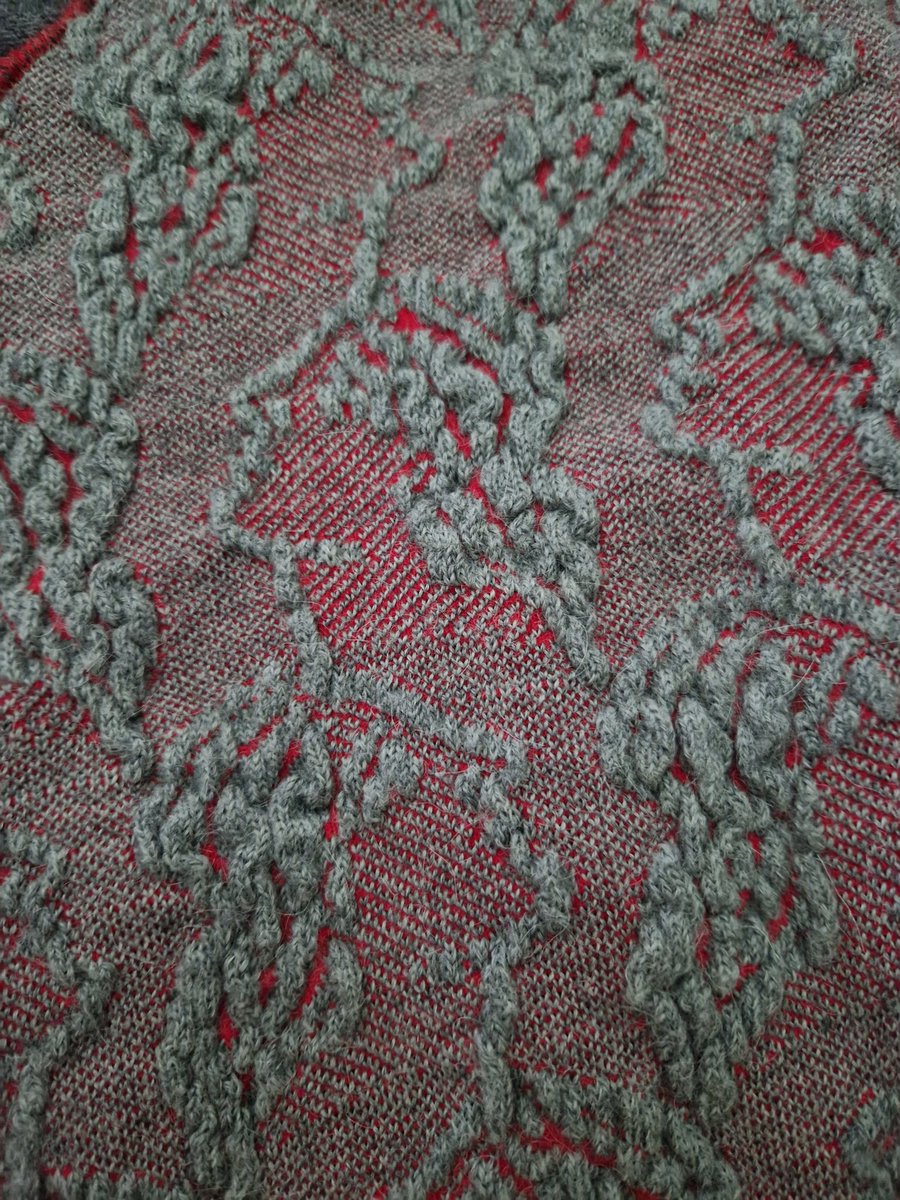 alegnaremyrb's tweet image. Lots of memories of #fashioncollege back in the #early90s when I was watching @sewingbee #fashioninspiredbyart Here's a fabric I knitted