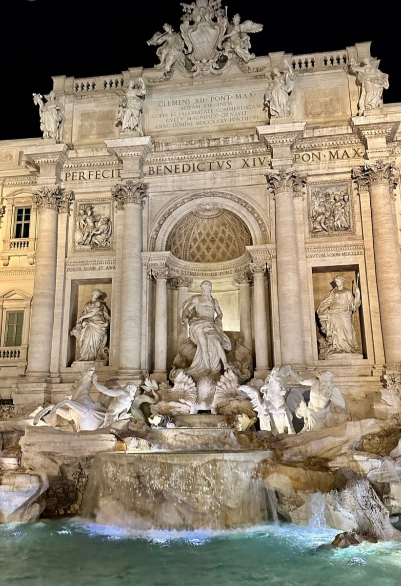 Sogni belli amici...a domani 😘😘😘 Fontana di Trevi ..Roma 🤩🤩🤩