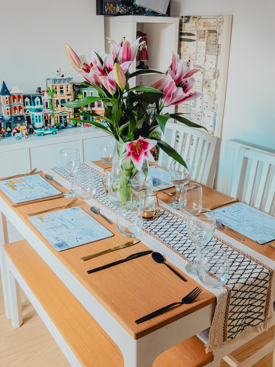 Loving these long stem lilies gracing my dining table. Sorry I suck at floral arrangement 😂