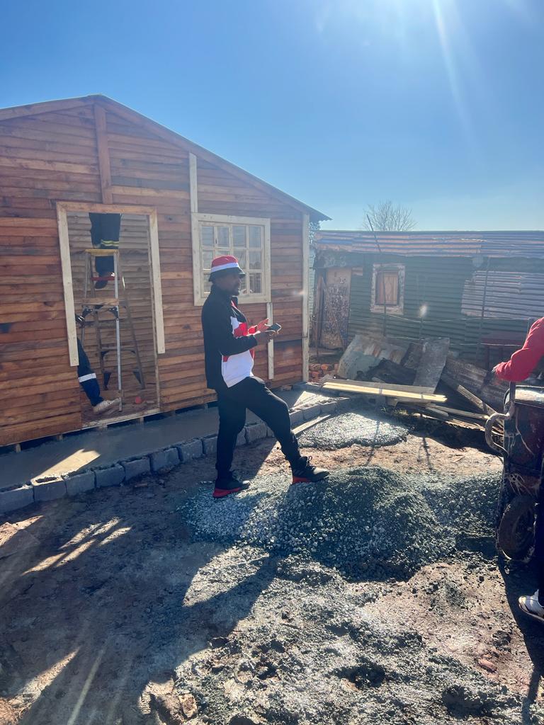 EFFJoburgCaucus's tweet photo. ♦️ Thread♦️

@EFFSouthAfrica Johannesburg Region together with Provincial Chairperson Nkululeko Dunga @DungaLeko built a temporary full furnished house for Gogo who was living in a shack leaking water at Ward 7 Johannesburg. https://t.co/U1Z91b415F