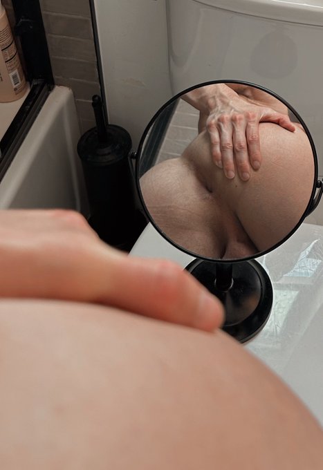 I love using this little mirror to see how pretty my hole is. 🤭 https://t.co/Meb2AWlYkf