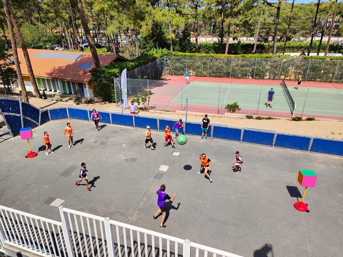 Le Poullball se pratique aussi en camping. Une preuve, une de plus, que parfois c’est l’école qui est source de culture. Un jeu né à l’école qui se démocratise… C’est tellement fidèle à nos intentions… 🤜🏻🤛🏼 #eps #culture #faireensemble