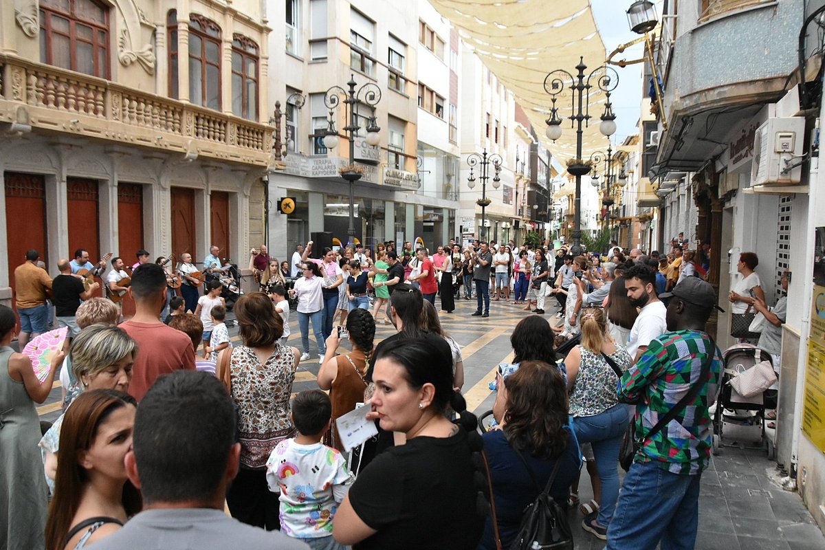 📸 Un año más 📍la céntrica  C/Corredera acoge dos de las actividades más populares del XXXIV FIF "Ciudad de Lorca" 

 "Ven a bailar" en el que se invita a los asistentes a bailar con los grupos visitantes y "Folklore vivo" este año con la cuadrilla de Campillo

#LorcaEsCultura