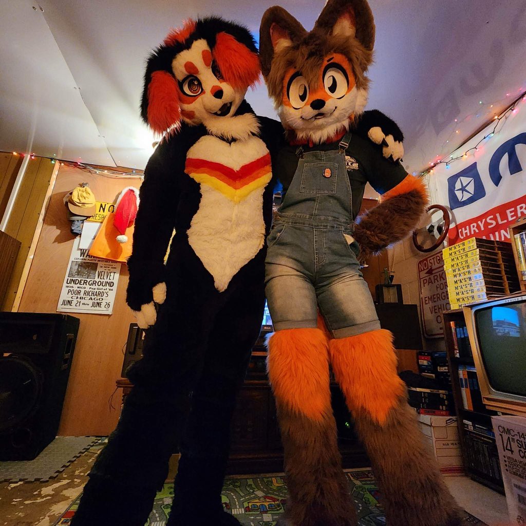 FairfoxLibrary's tweet photo. Finally got to see @ohyup1973’s new bodysuit in person this past weekend! Both his bodysuit and my head were just recently completed by our good friend @baneuts420 and they both turned out SPECTACULAR!! We can’t wait to publicly unveil our suits at AC! https://t.co/aoMQpxnqrw