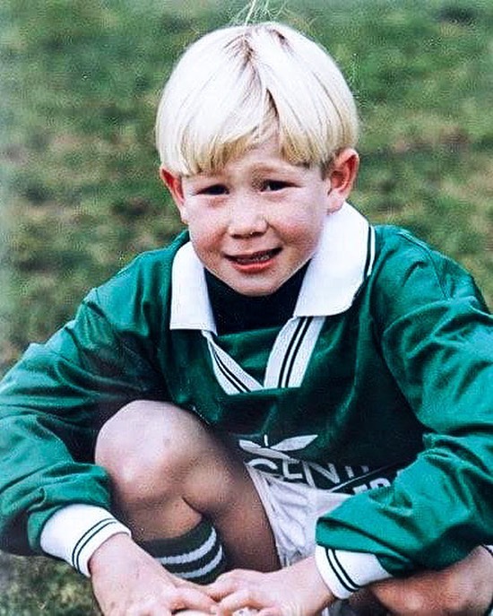 433's tweet photo. Guess who⁉️ 🤔 https://t.co/s06c4EzHtl