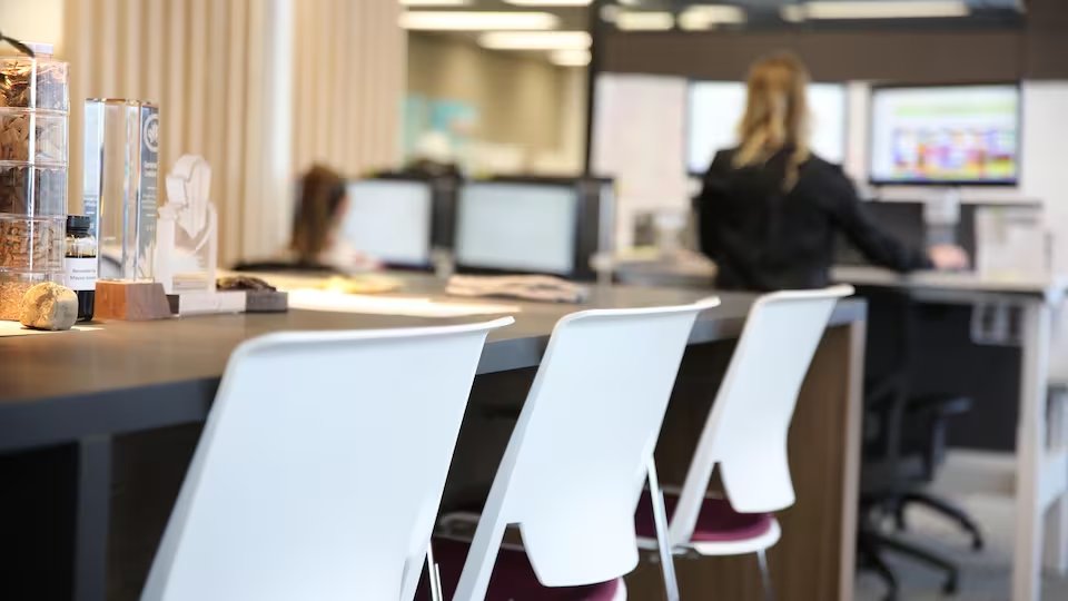 Les humains ont besoin de 3 "vitamines" psychologiques:
👉 Le besoin d’autonomie
👉 Le besoin de compétence
👉 Le besoin de lien social
Comment on satisfait ces besoins en milieu de travail? La réponse d'un psy de <a href="/esg_uqam/">ESG UQAM</a>:
ici.radio-canada.ca/ohdio/premiere… 
#marjorieaprileconomie #ESG