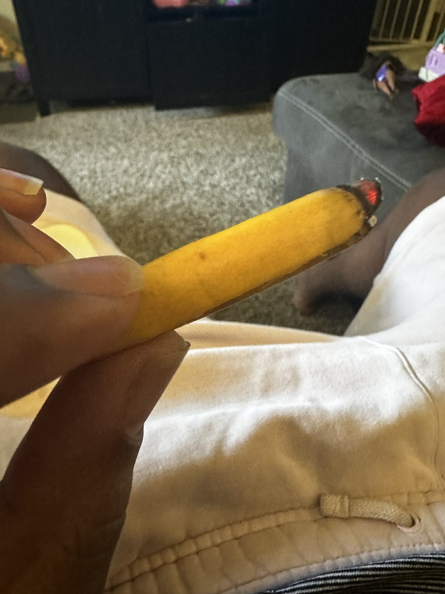 smokewithhutch's tweet photo. Rolled a mango skin. This Shit ass https://t.co/d0ZantMD7X