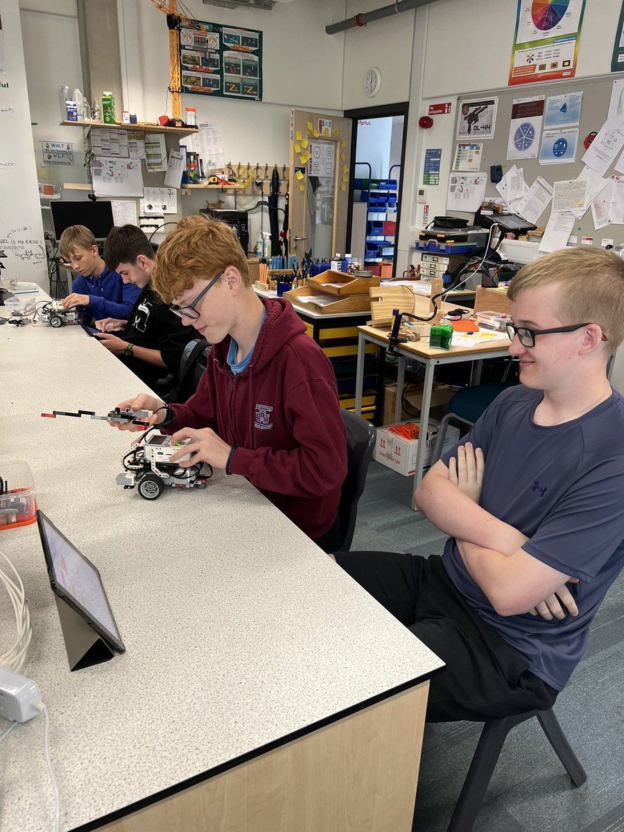 FATech_Ed's tweet image. No wifi required as N5 Engineering Science pupils were learning about closed loop and open loop control systems using the input sensors and output ports of @LEGO_Education ev3 robots and the #EV3classroom iPad app  #Bluetooth #FORengineering