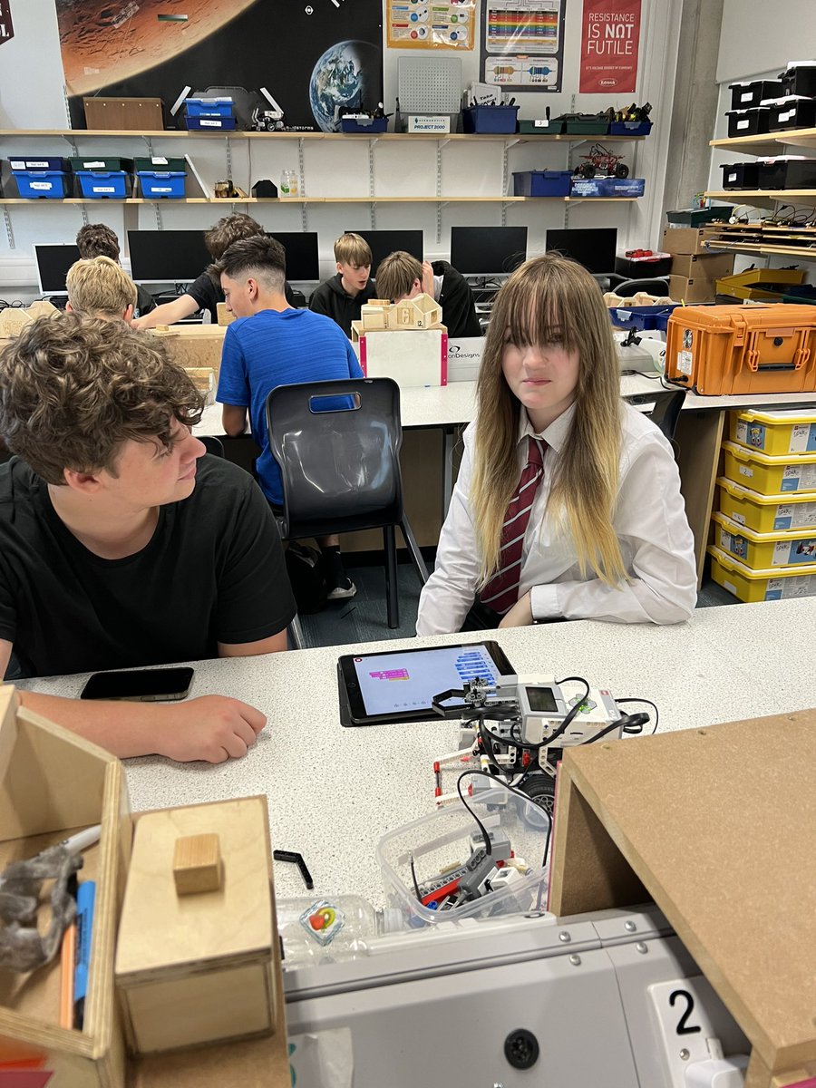 FATech_Ed's tweet image. No wifi required as N5 Engineering Science pupils were learning about closed loop and open loop control systems using the input sensors and output ports of @LEGO_Education ev3 robots and the #EV3classroom iPad app  #Bluetooth #FORengineering