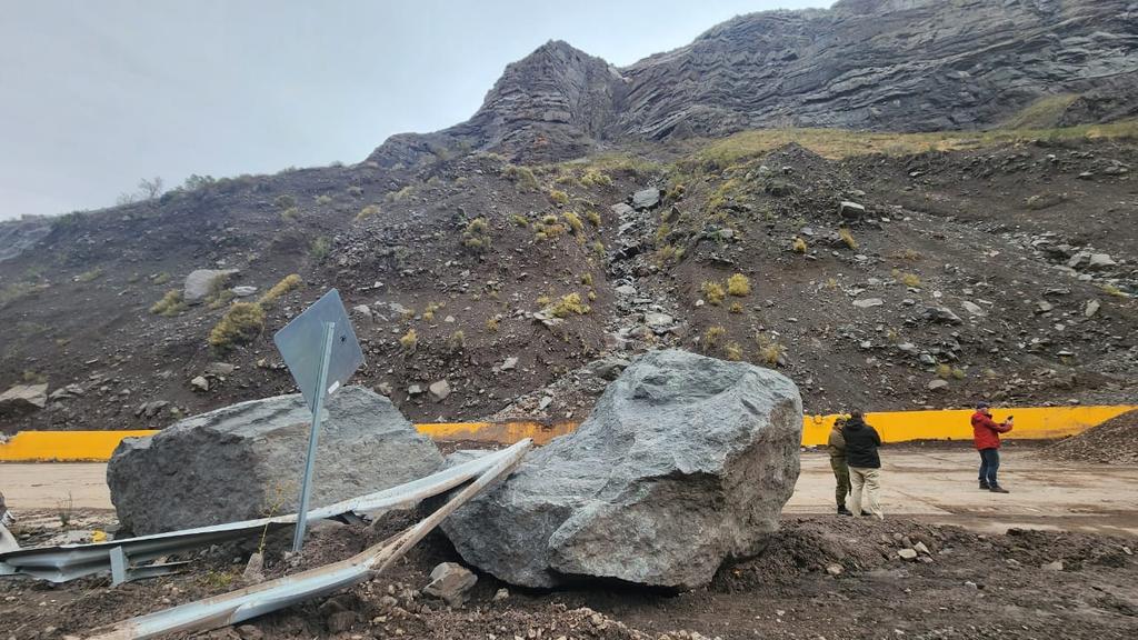 DPPLosAndes's tweet photo. 📌 Nos trasladamos al KM 88, ruta internacional 60 CH, para monitorear en terreno el estado del camino tras deslizamiento de rocas de gran envergadura. 
 La ruta internacional se mantendrá cerrada  para todo tipo de vehículos mientras se realicen los trabajos de despeje. 👷👷👷 https://t.co/q1sFGESZ65