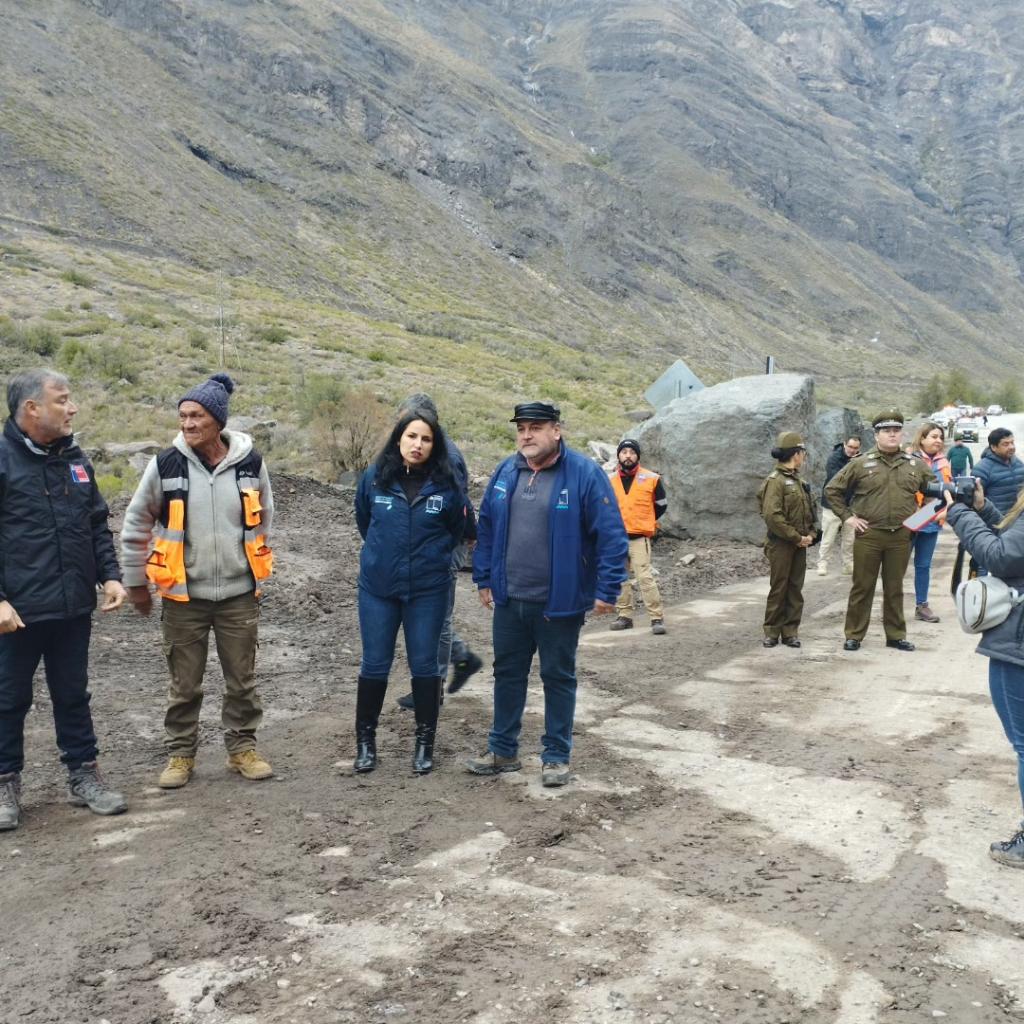 DPPLosAndes's tweet photo. 📌 Nos trasladamos al KM 88, ruta internacional 60 CH, para monitorear en terreno el estado del camino tras deslizamiento de rocas de gran envergadura. 
 La ruta internacional se mantendrá cerrada  para todo tipo de vehículos mientras se realicen los trabajos de despeje. 👷👷👷 https://t.co/q1sFGESZ65